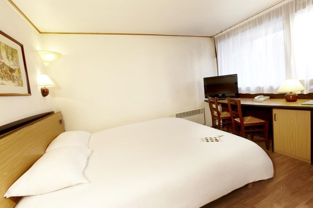 Campanile Clermont-Ferrand ~ Thiers Hotel Room photo